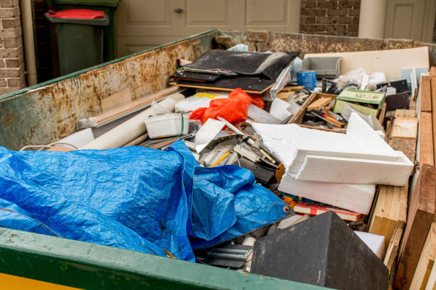 Container voll mit Sperrmüll vor einem Haus
